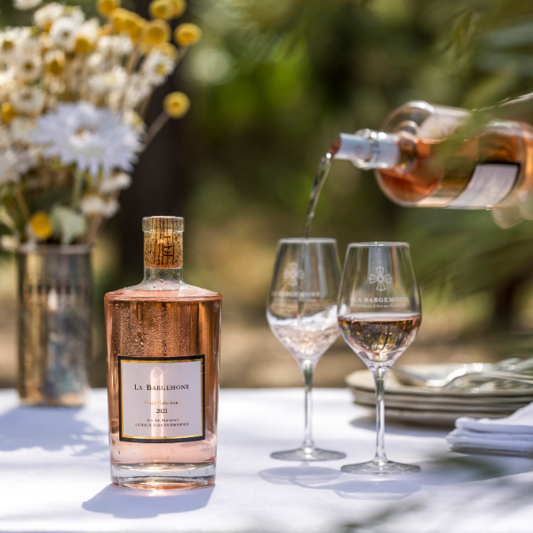 Weinflasche in sommerlicher Szenerie vom Weingut Domaine Bargemone
