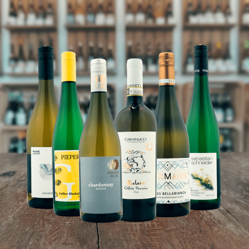 Weißweinpaket von WineAmigos, bestehend aus sechs Flaschen mit Grauburgunder, Gelber Muskateller, Chardonnay, Peccorino, Spätburgunder und Riesling.