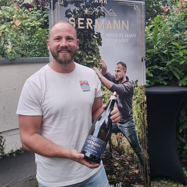 Nahaufnahme des Winzers Lukas Sermann bei der Weinprobe in dem Garten der Vinothek WineAmigos in Bonn