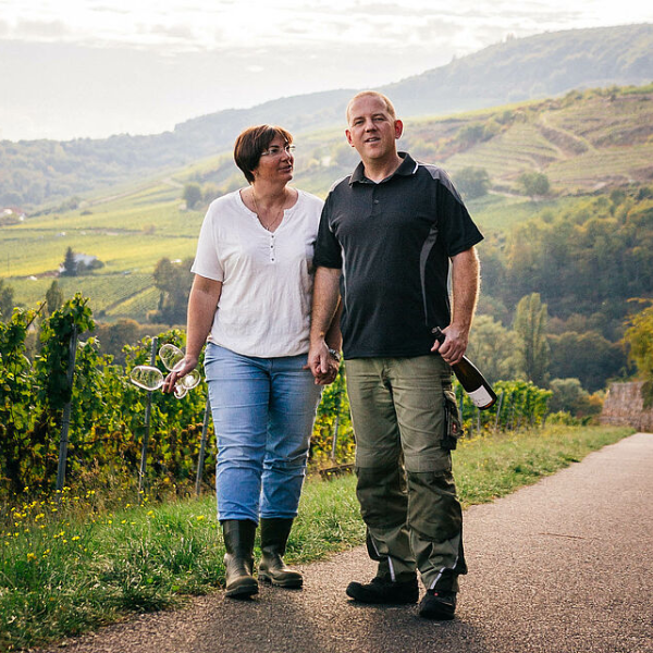 Erik und Carolin Riffel vom Weingut Riffel in den Reben