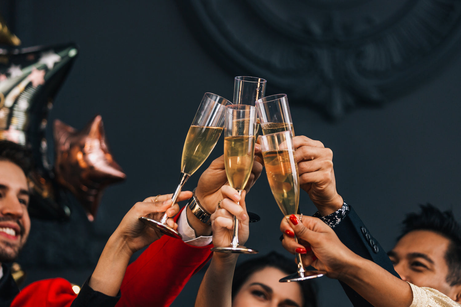 Ein eleganter formaler Empfang, bei dem festlich gekleidete Gäste ihre Gläser heben, um mit einem feierlichen Toast anzustoßen.
