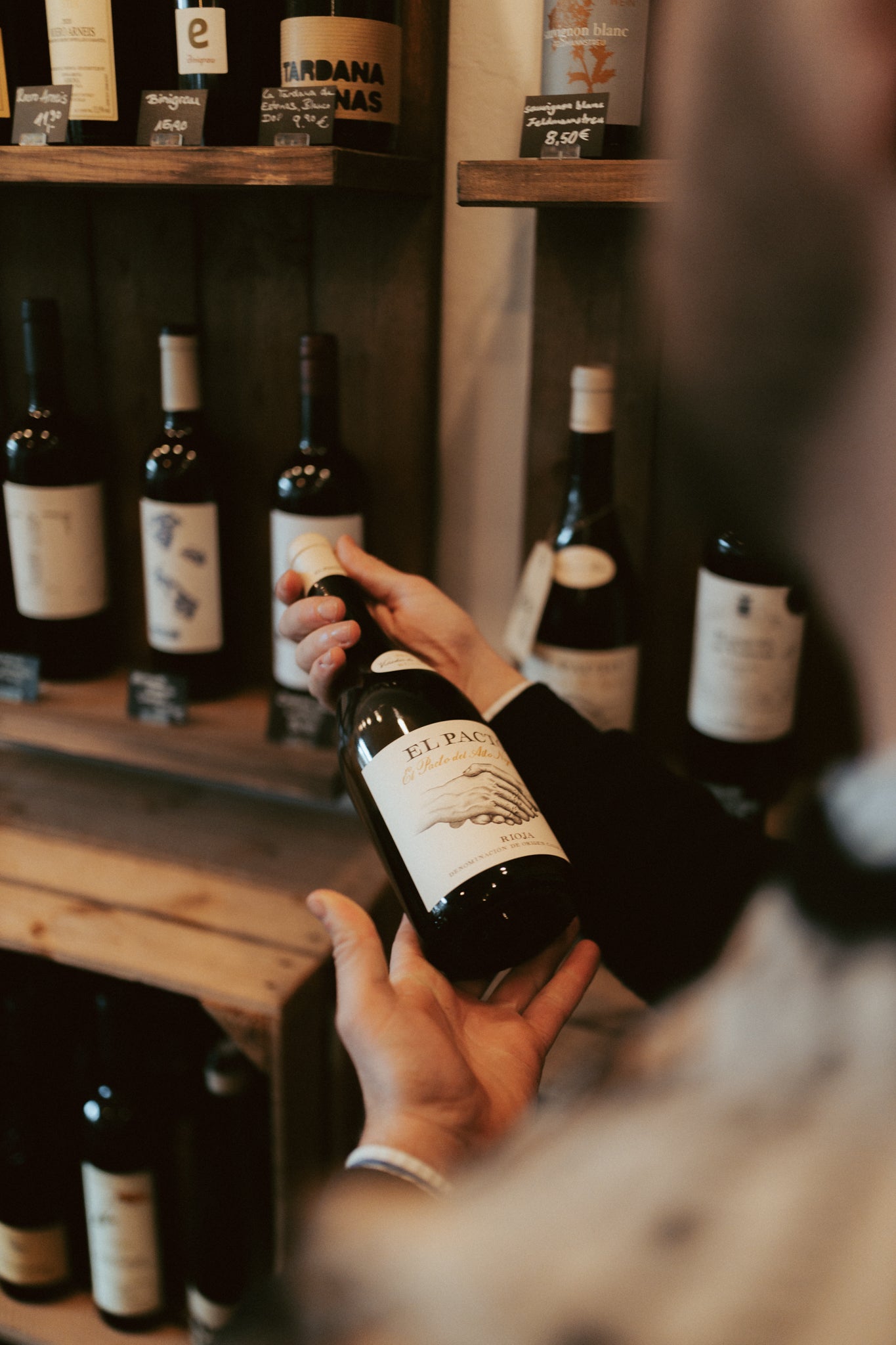 Nahaufnahme der Weinflasche El Pacto - Rotwein