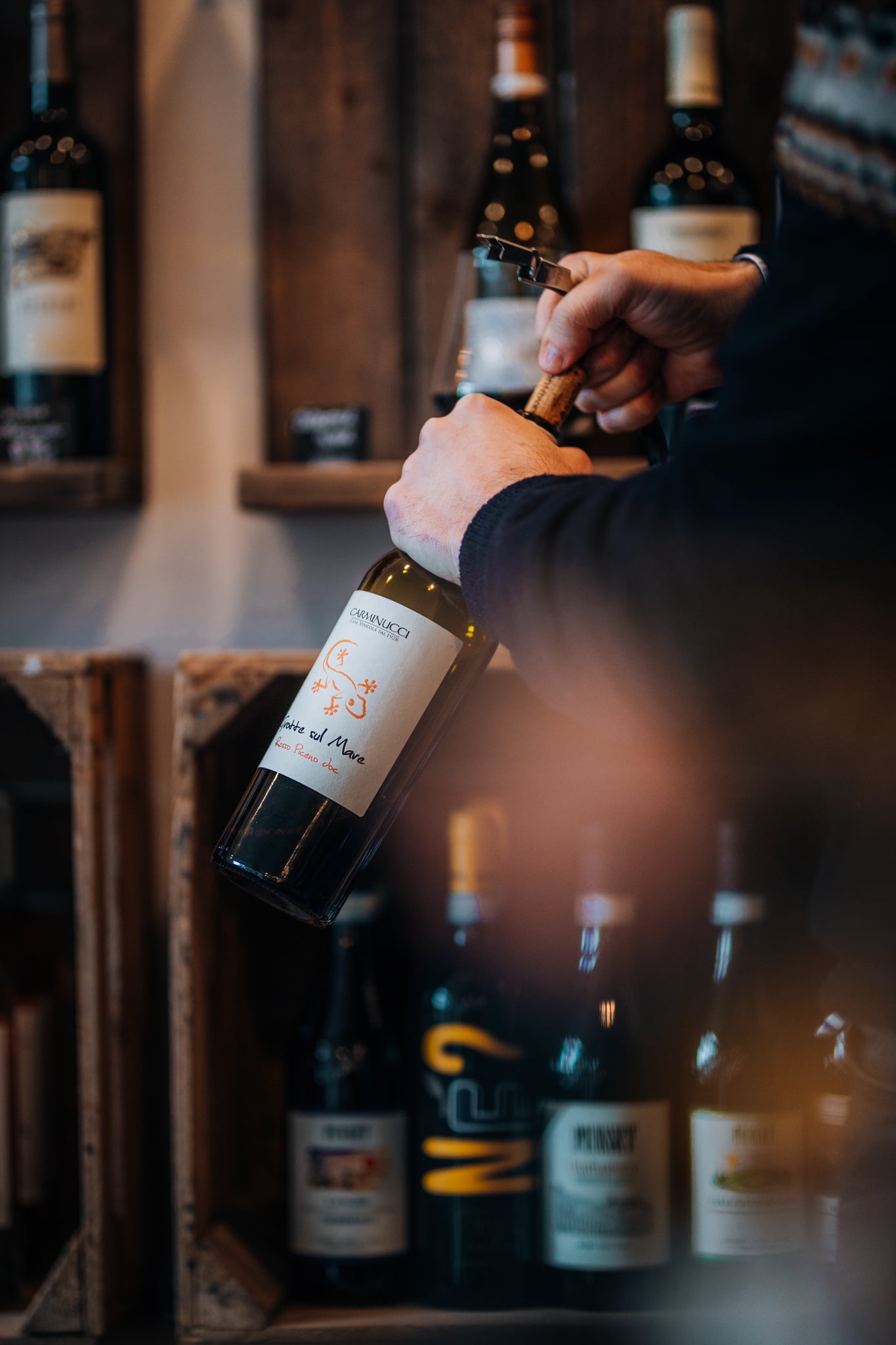 Nahaufnahme einer Rotweinflasche vom Weingut Carminucci