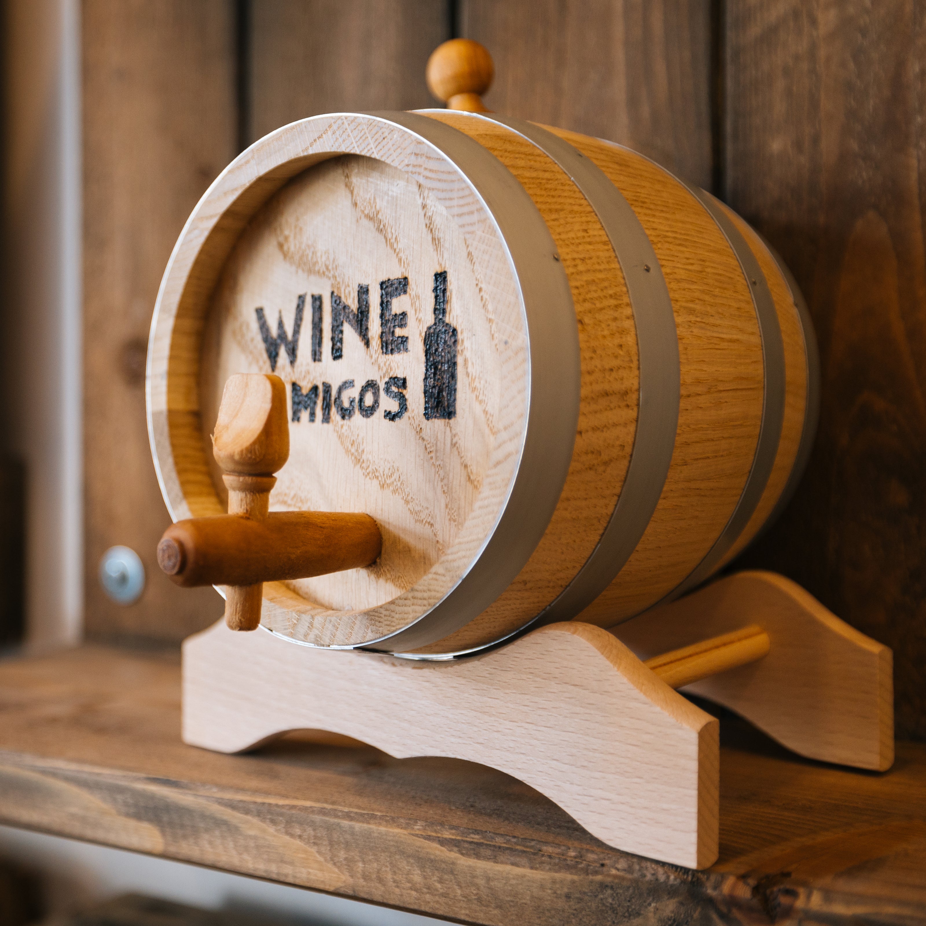 Kleines Weinfass mit Beschriftung "WineAmigos"