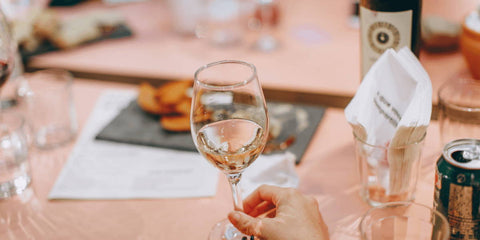 Richtig anstoßen: Weinknigge fürs Zuprosten - WineAmigos