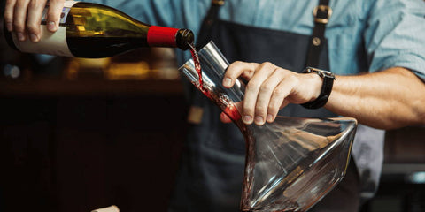 Wein dekantieren oder karaffieren? Eine Anleitung - WineAmigos